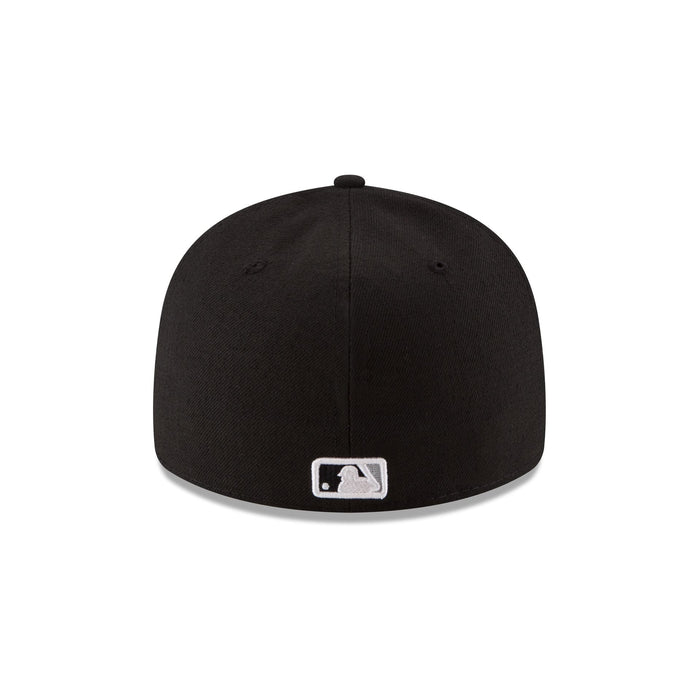 https://cdn.shopify.com/s/files/1/0601/2554/4675/files/60757602_LP59FIFTY_MLB25LP5950CHIWHI125ANNGM_CHIWHI_BLK_R.jpg?v=1744202328