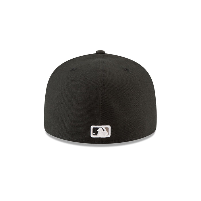https://cdn.shopify.com/s/files/1/0601/2554/4675/files/60757599_59FIFTY_MLB25ACCHIWHI125ANNGM_CHIWHI_BLK_R.jpg?v=1744202330