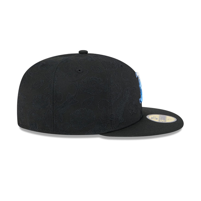 https://cdn.shopify.com/s/files/1/0601/2554/4675/files/60641300_59FIFTY_TONALKOI_BOSRED_BLK_RSIDE.jpg?v=1739890276