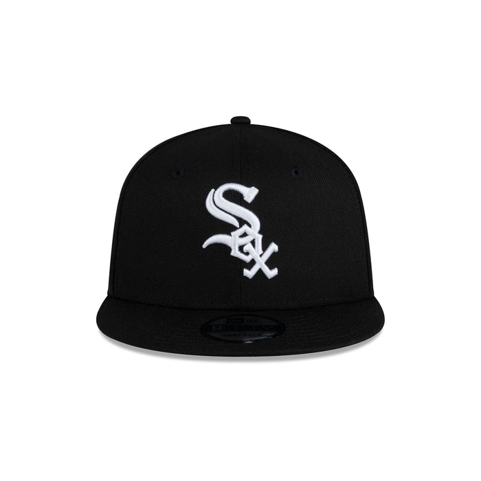 https://cdn.shopify.com/s/files/1/0601/2554/4675/files/60757603_9FIFTY_MLB25950CHIWHI125ANNOTC_CHIWHI_BLK_F.jpg?v=1744202328