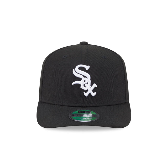 https://cdn.shopify.com/s/files/1/0601/2554/4675/files/60757605_9SEVENTY_MLB25PLREP970SSCHIWHI125ANNGM_CHIWHI_BLK_F.jpg?v=1744202329