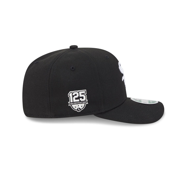 https://cdn.shopify.com/s/files/1/0601/2554/4675/files/60757605_9SEVENTY_MLB25PLREP970SSCHIWHI125ANNGM_CHIWHI_BLK_RSIDE.jpg?v=1744202329