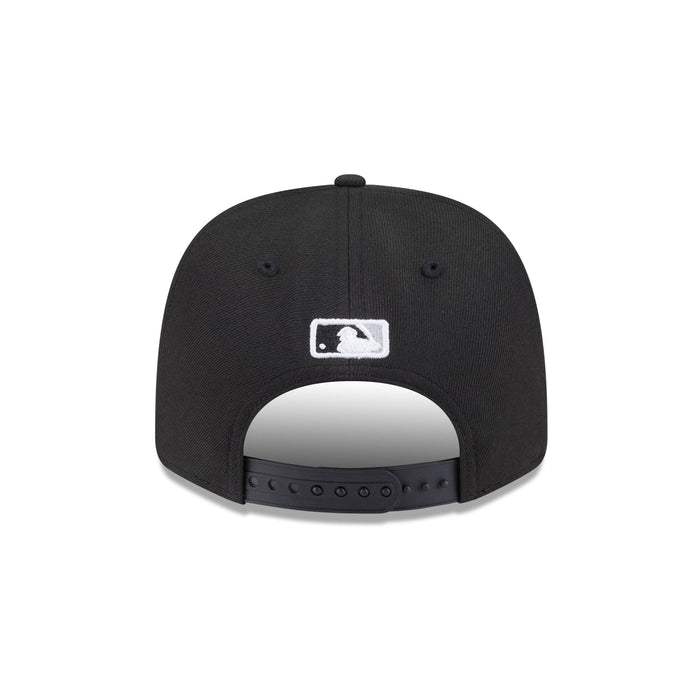 https://cdn.shopify.com/s/files/1/0601/2554/4675/files/60757605_9SEVENTY_MLB25PLREP970SSCHIWHI125ANNGM_CHIWHI_BLK_R.jpg?v=1744202329