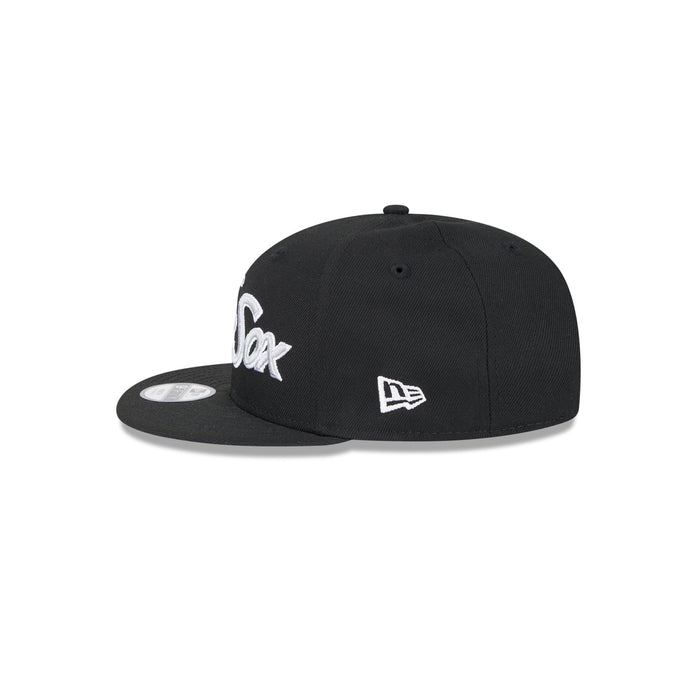https://cdn.shopify.com/s/files/1/0601/2554/4675/files/60439632_9FIFTY_JR950EGSCRIPT_CHIWHI_OTC_LSIDE.jpg?v=1724763182