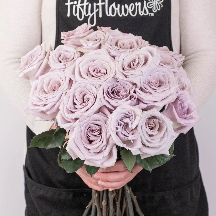 Menta Light Purple Roses in Hand